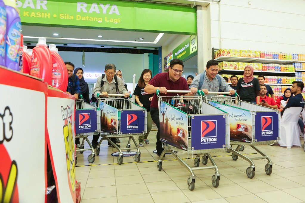 The teams only had five minutes and two shopping carts to grab as many items as they can in the challenge. u00e2u20acu201d Petron Malaysia pic 